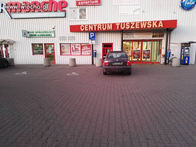 Kretyn gdyby mógł, wiechałby między półki 