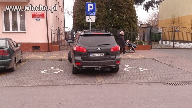 Myślę że zaparkował tak dla zdjęcia.