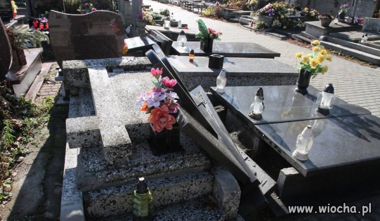 Zdewastowali ponad 350 grobów.