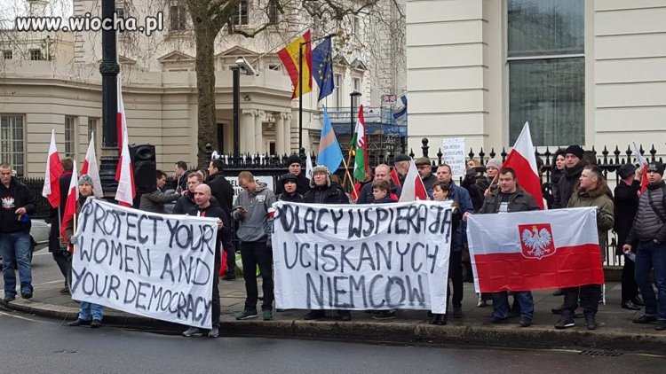 Przed niemiecką ambasadą w Londynie
