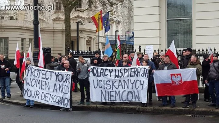 Przed niemiecką ambasadą w Londynie