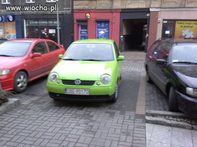 Parkowanie  paniusi pod brama wjazdowa. Będzin.