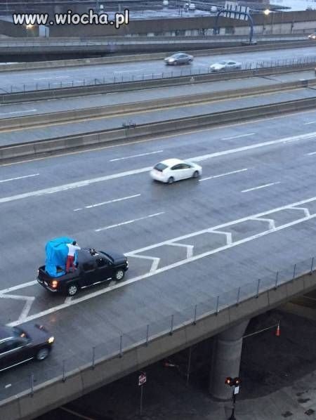Przewożenie mebli na autostradzie