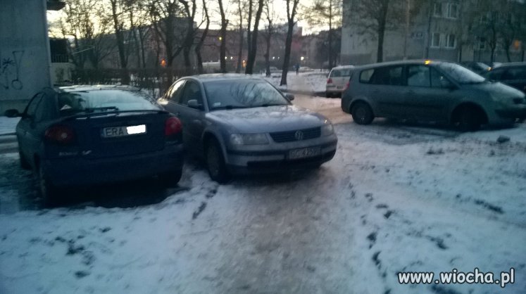 Za takie parkowanie powinni zabierać prawo jazdy,