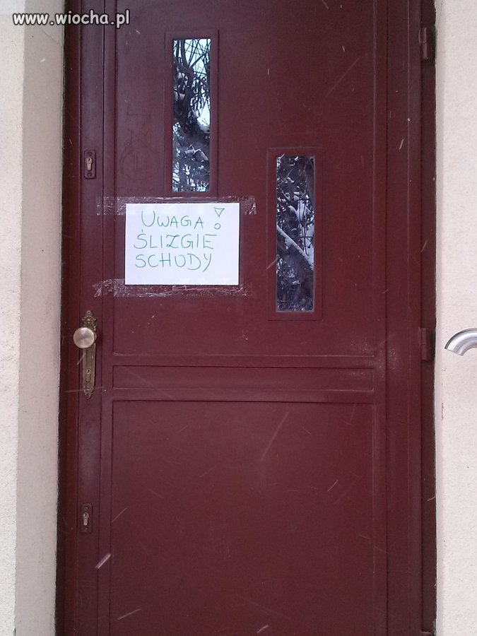 Informacja na drzwiach szkoły