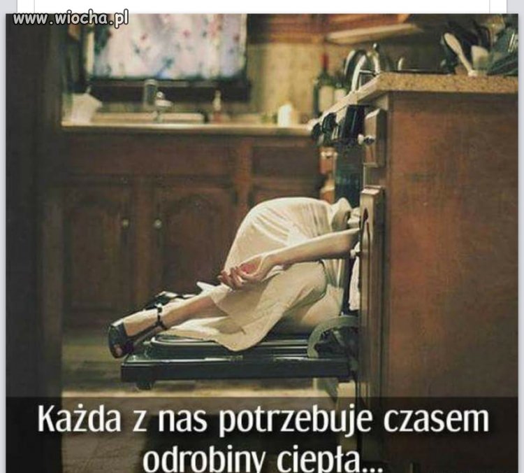 Kobieta szuka ciepła.