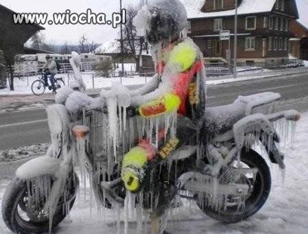 Zimą jazda na motorze bywa ryzykowna