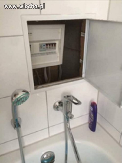 Tablica elektryczna nad wanną