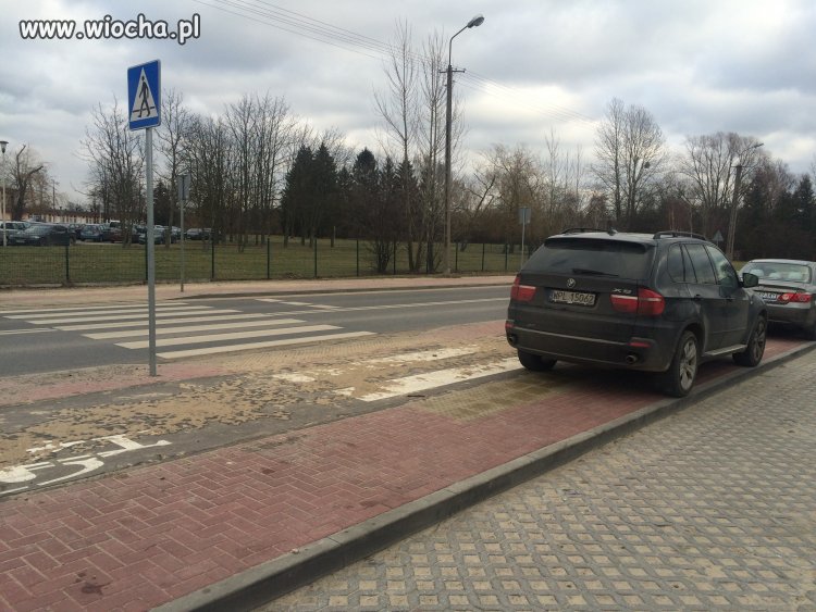 BMW mistrz parkowania na pasach