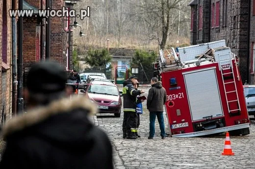Zapadła się droga pod wozem strażackim 