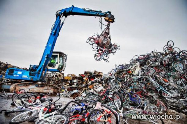 Setki rowerów porzuconych przez emigrantów na