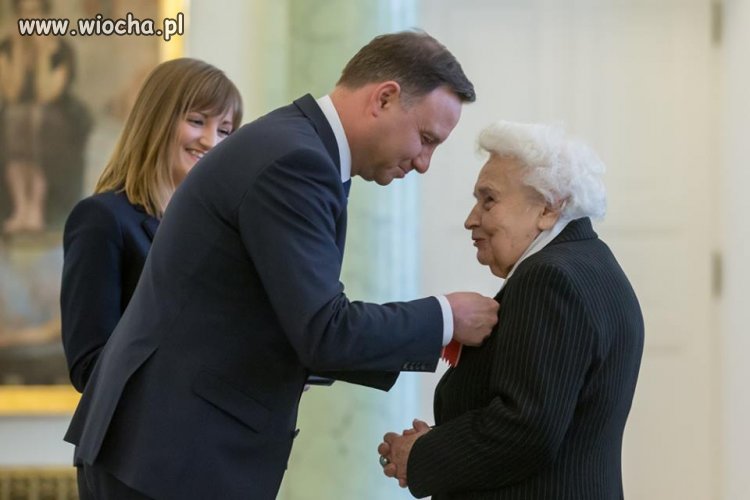 A cóż to za dziwy, prezydent odznacza kombatantkę?