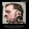 Adam nie może znaleźć pracy.
