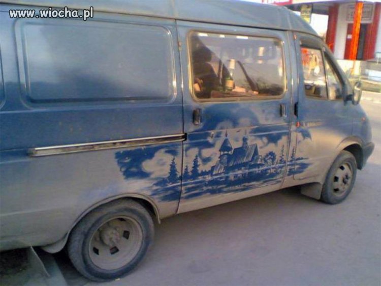 Zostaw  brudne auto przy wydziale artystystycznym