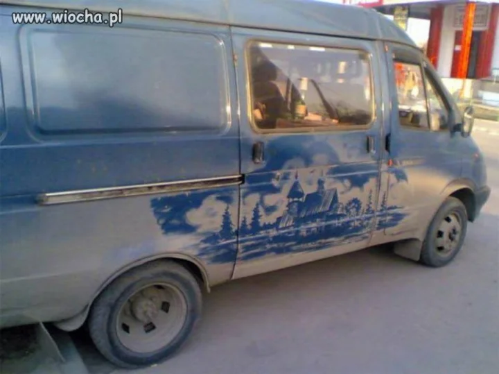 Zostaw  brudne auto przy wydziale artystystycznym