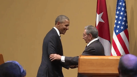 Raul Castro nie pozwala się poklepać po plecach.