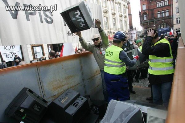 Szkoda tylko, że wyrzucali te telewizory,