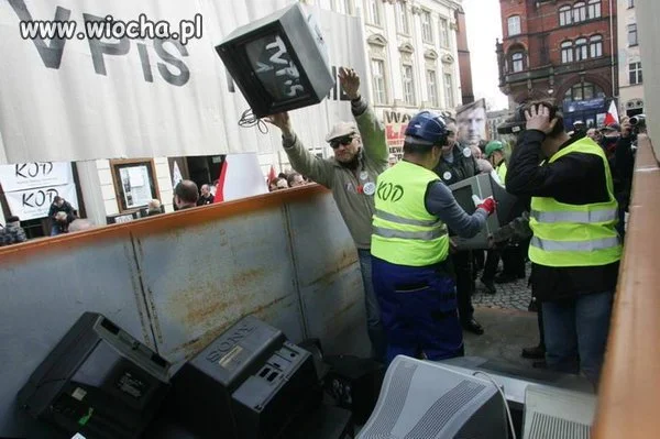 Szkoda tylko, że wyrzucali te telewizory,