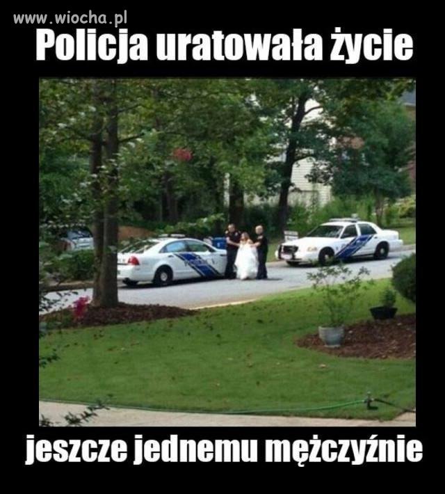 Policja ratuje życie mężczyźnie.