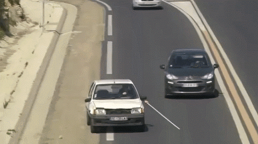 Z drogi śledzie, niewidomy jedzie