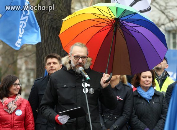 Kolczyk, kucyk, broda, tęczowy parasol i 