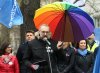 Kolczyk, kucyk, broda, tęczowy parasol i 