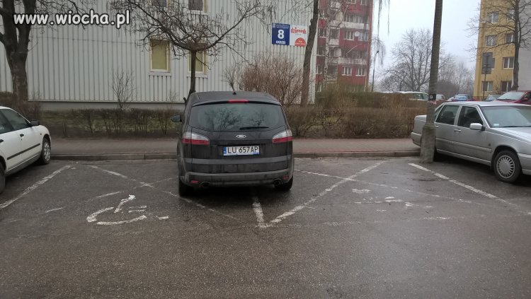 Jak by nie stanął, 3 miejsc nie zajmie. 