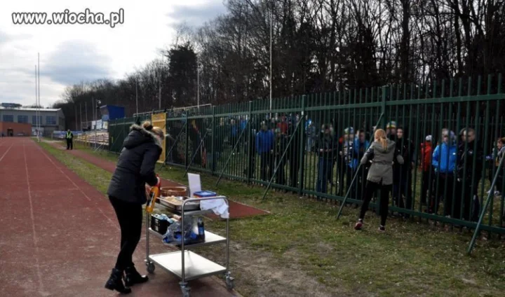 Bufet dla kibiców Elany na wyjeździe 