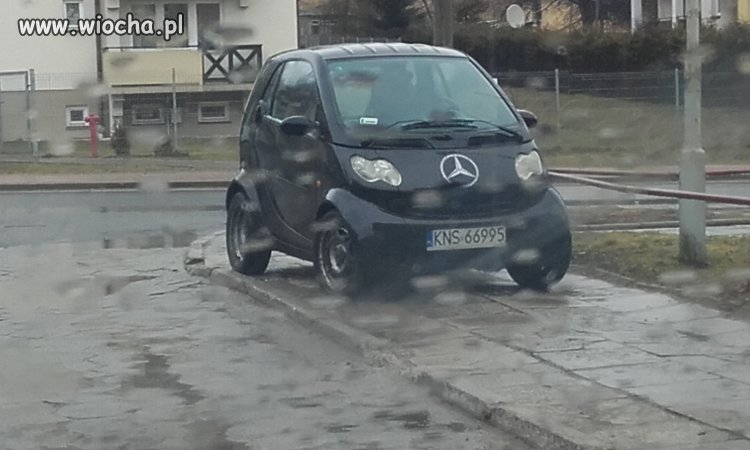 Wieśniak z mercedesa zastawił chodnik