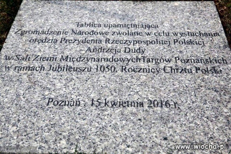 Trzeba nam więcej pomników i tablic!!! 