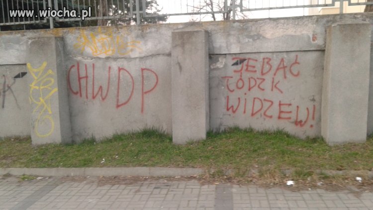 Na murze kościoła...