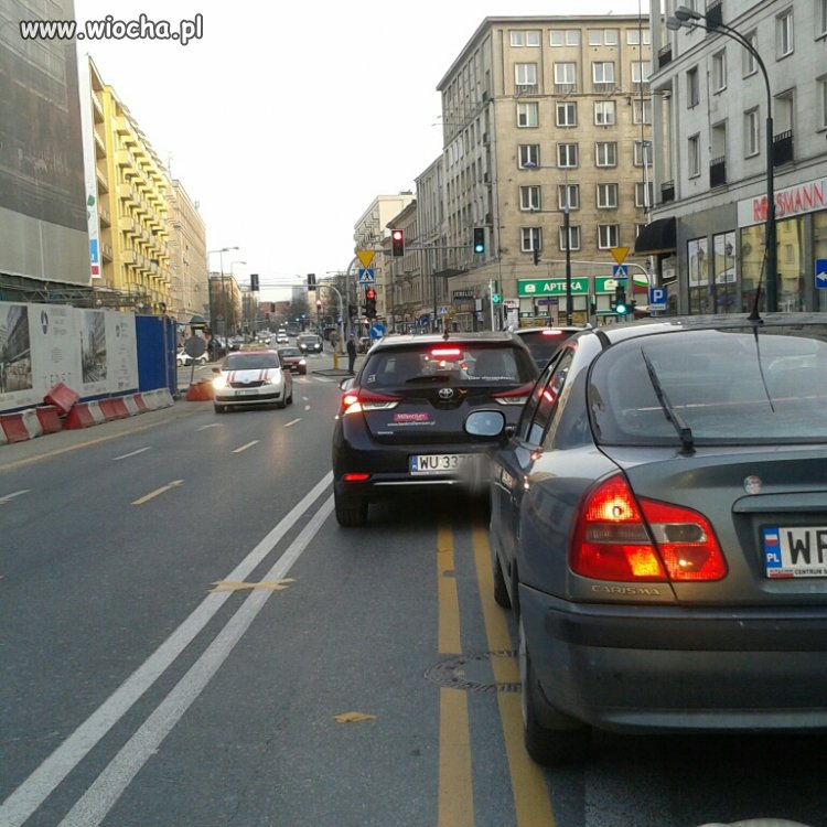 Jedzie idiota...