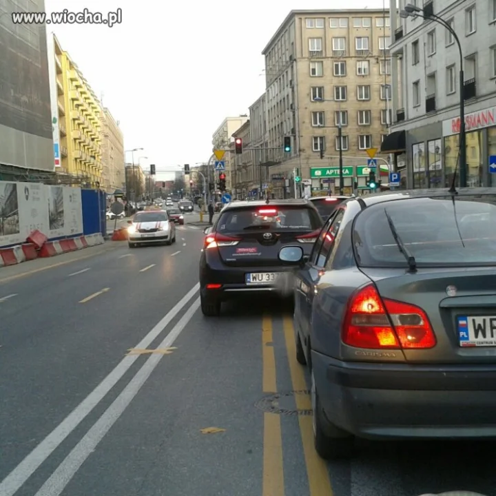 Jedzie idiota...