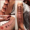 Zabawa zwana Play Piercing.