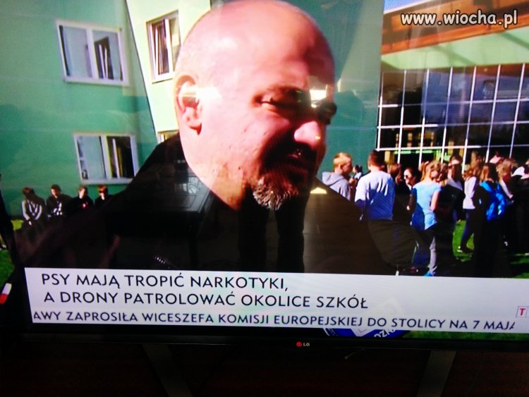 Pomysły rodem z Orwella. Psy i drony w szkołach