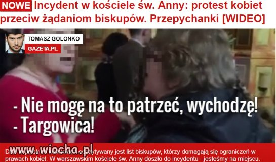 Reporter gazety w odpowiednim kosciele 
