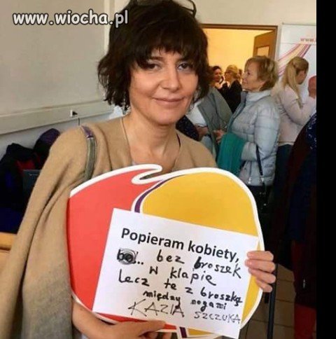 Kazia popiera kobiety z broszką między nogami