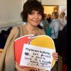 Kazia popiera kobiety z broszką między nogami