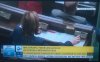 Posłanka Zwiercan głosuje na dwie ręce