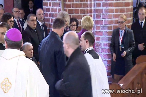 Prezydent wychodzi, wszyscy wstają...