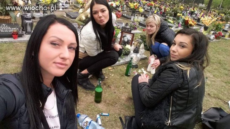 Melanżyk na cmentarzu ze zmarłą koleźanka 