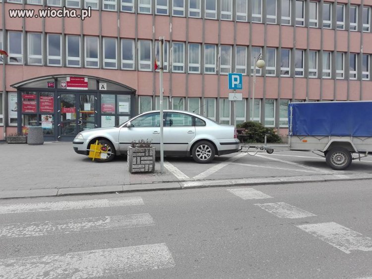  No jakim trzeba być debilem, żeby tak zaparkować pod 