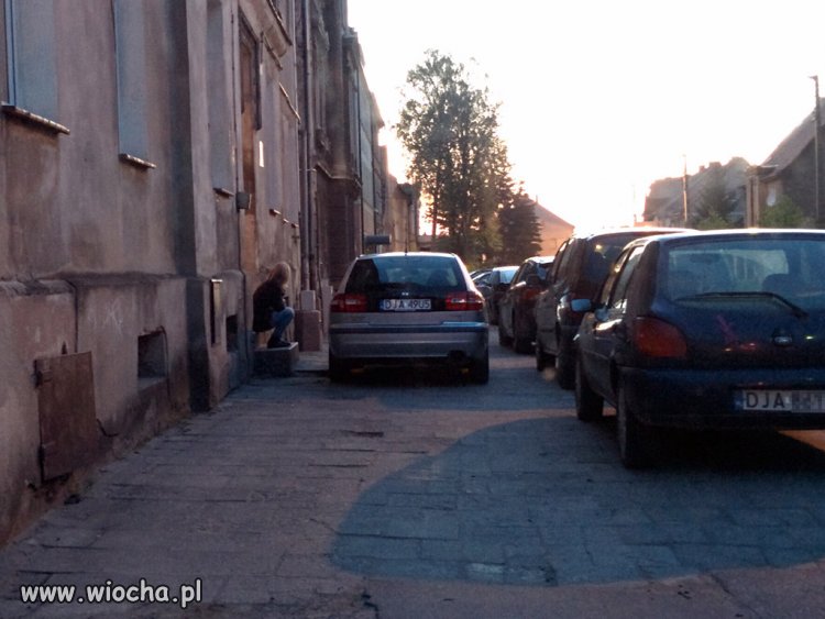 Kierowca urządza sobie pogaduchy przez okno