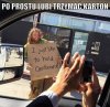 Lubie trzymać karton