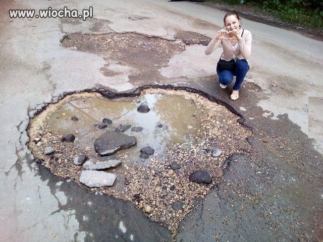 Dziurawe drogi tez kochają