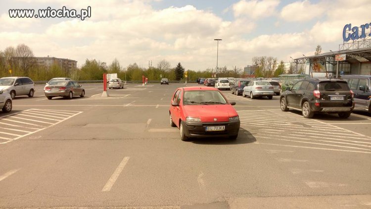 Blondynka zaparkowała... 