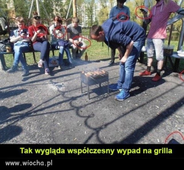 Młodzież zorganizowała grilla. Taka zabawa.