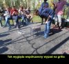 Młodzież zorganizowała grilla. Taka zabawa.