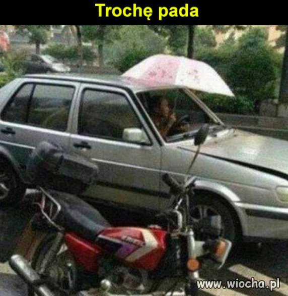 Trochę pada.