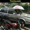 Trochę pada.